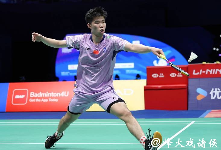 翁泓阳2-0朱轩辰 夺得全运会羽毛球男单金牌 翁泓阳2-0朱轩辰 夺得全运会羽毛球男单金牌