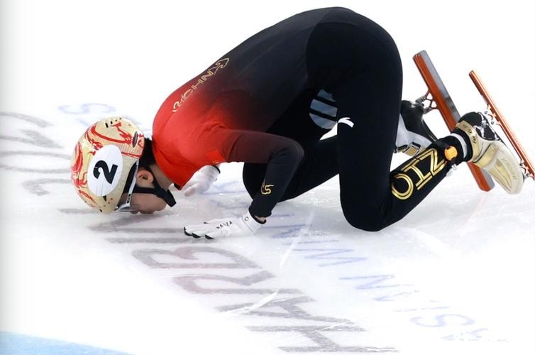 亚冬会刚夺金，队内就摔了？范可新告别前夜，中国女队接力陷内